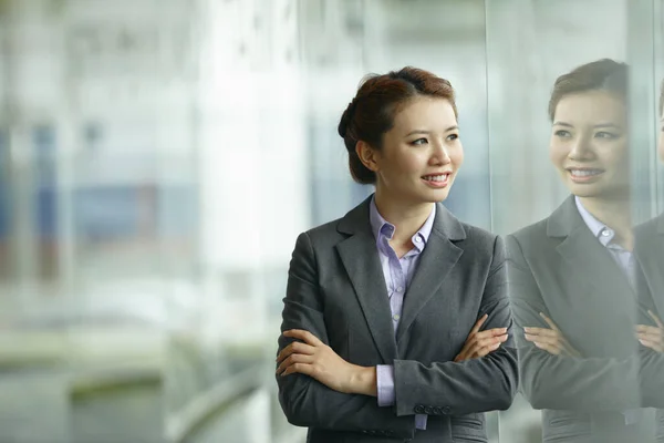 Businesswoman Smiling Camera Arms Crossed — Stock Photo, Image