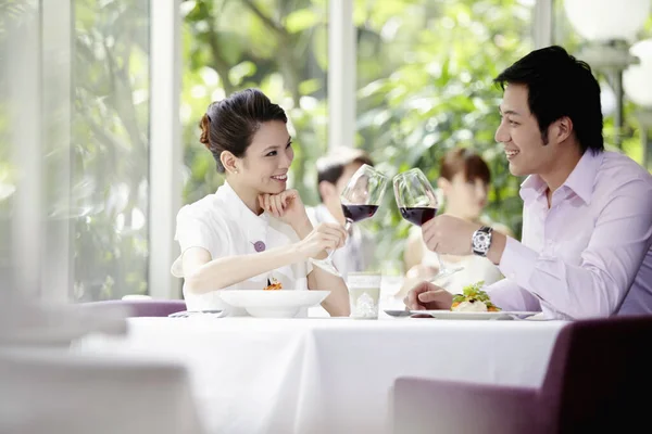 Hombre Mujer Tostando Copas Vino — Foto de Stock