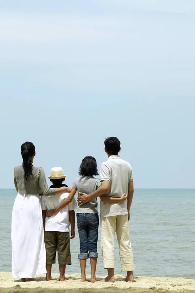 Famiglia Godendo Splendida Vista Sulla Spiaggia — Foto Stock