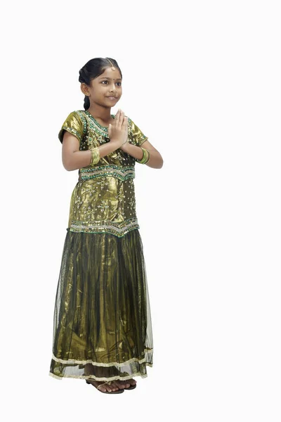 Mädchen Traditioneller Kleidung Mit Grüßender Handgeste — Stockfoto