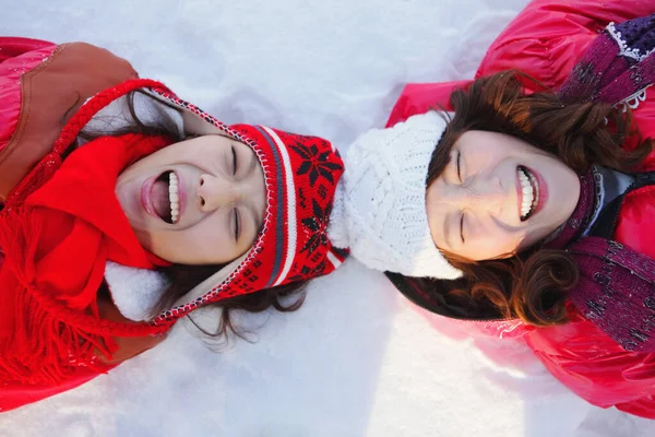 躺在雪地上的女人 — 图库照片