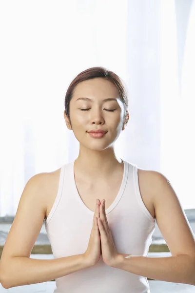 Eine Junge Frau Meditiert — Stockfoto