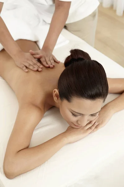 Mulher Desfrutando Uma Massagem Nas Costas — Fotografia de Stock