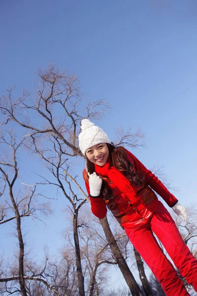 Donna Abiti Caldi Sorridente — Foto Stock