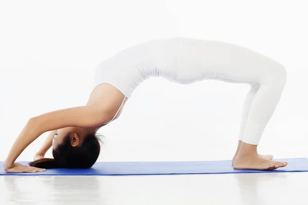 Mujer Joven Practicando Yoga —  Fotos de Stock