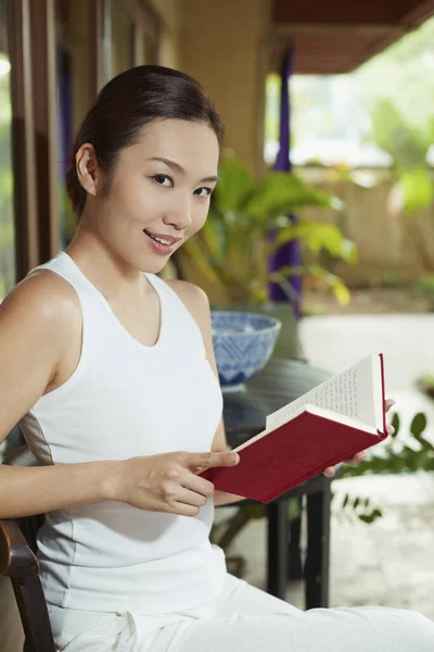 Young Woman Sitting Reading Book — Stock Photo, Image