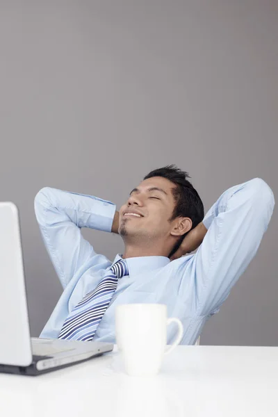 Joven Empresario Tomando Descanso Del Trabajo — Foto de Stock