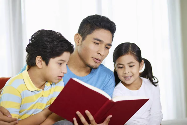 Father Reading Book His Children — Stock Photo, Image