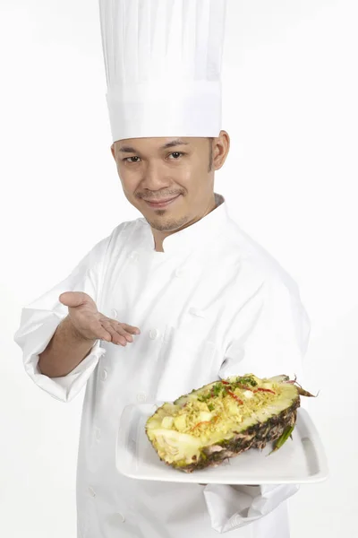 Chef Asiático Com Prato Arroz Frito Abacaxi Tailandês — Fotografia de Stock