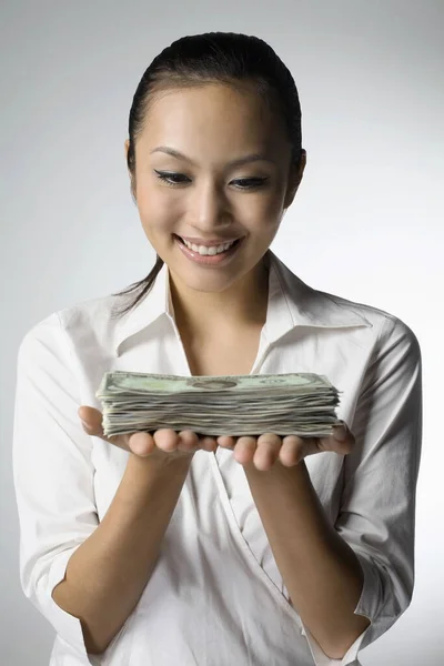 Affärskvinna Med Bunt Pengar — Stockfoto