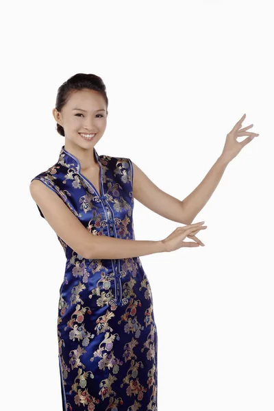 Donna Cheongsam Sorridente Posa Con Gesti Mano — Foto Stock