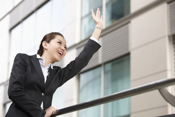 Bizneswoman Uśmiecha Się Podnosi Rękę — Zdjęcie stockowe