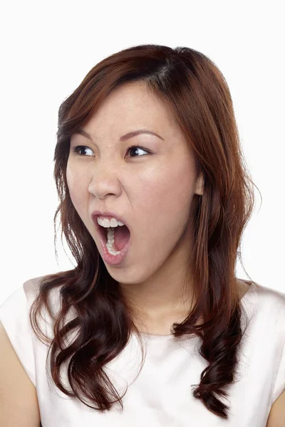 Beyaz arka planda izole edilmiş bir kadının yüz ifadesi