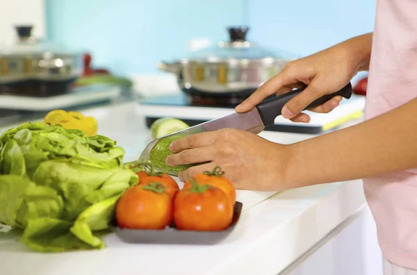 Mujer Cortando Verduras Cocina —  Fotos de Stock