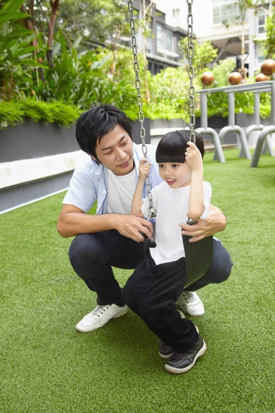 Padre Hijo Jugando Patio — Foto de Stock