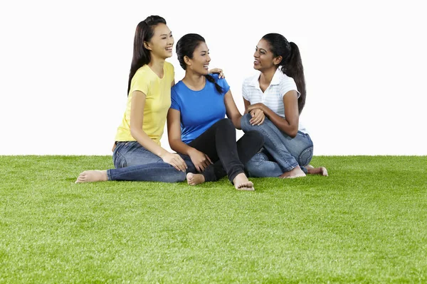 Drie Jonge Vrouwen Zitten Het Gras Kletsen — Stockfoto