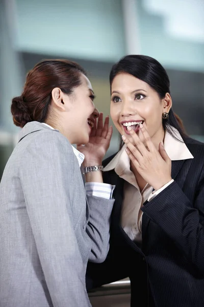 Mujeres Negocios Que Susurran Mutuamente — Foto de Stock