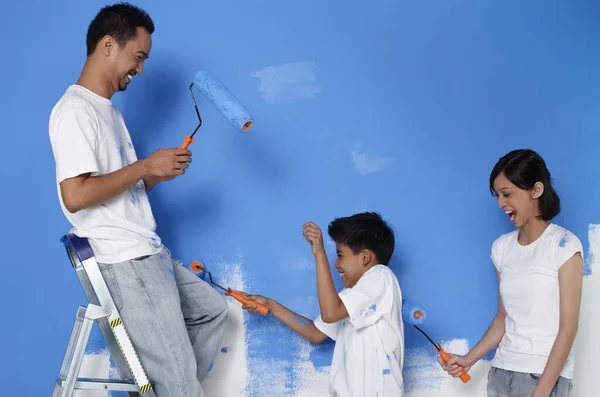 Família Jogando Enquanto Pintura Parede — Fotografia de Stock