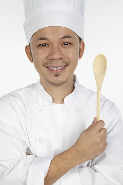 Asijský Chef Holding Dřevěný Spoon — Stock fotografie