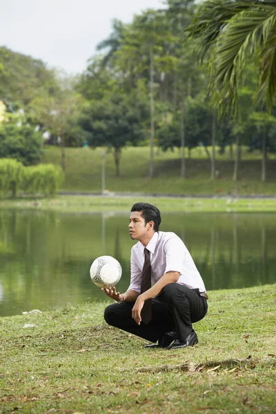 Молодий Бізнесмен Присікає Тримає Футбол — стокове фото