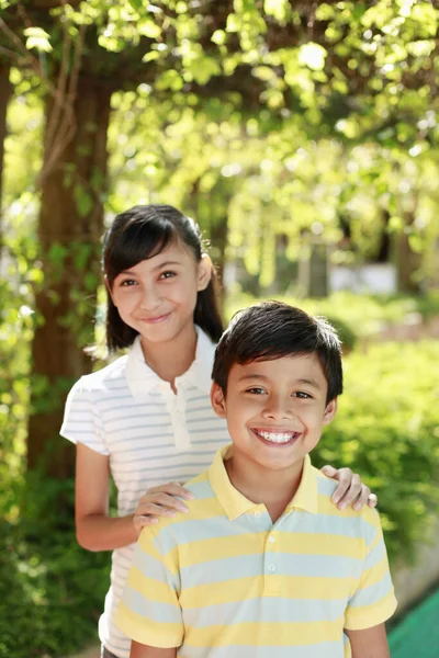 Boy Niña Juntos Sonriendo — Foto de Stock