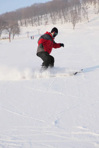 Молодой Человек Катается Лыжах Склону — стоковое фото