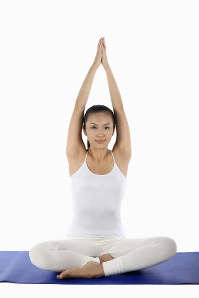 Mujer Joven Practicando Yoga —  Fotos de Stock
