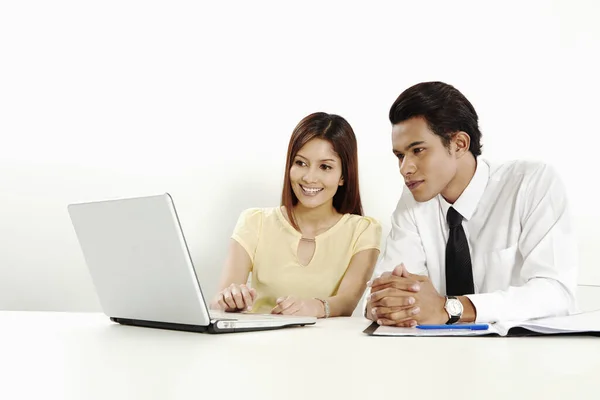Vidám Üzletember Üzletasszony Együtt Dolgoznak Laptopon — Stock Fotó