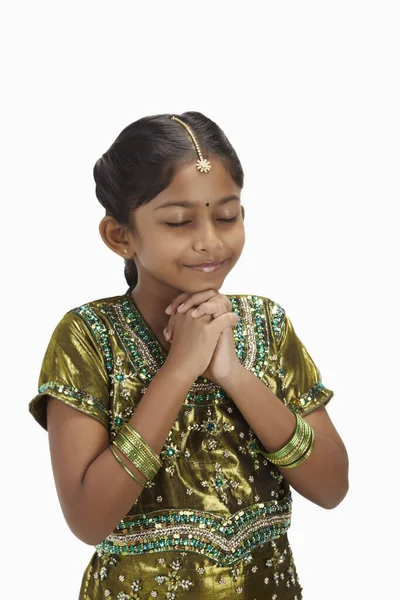 Menina Roupas Tradicionais Com Olhos Fechados Mãos Apertadas — Fotografia de Stock