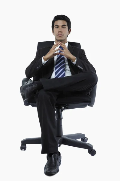 Νεαρός Επιχειρηματίας Αυτοπεποίθηση Που Κάθεται Καρέκλα Γραφείου — Φωτογραφία Αρχείου