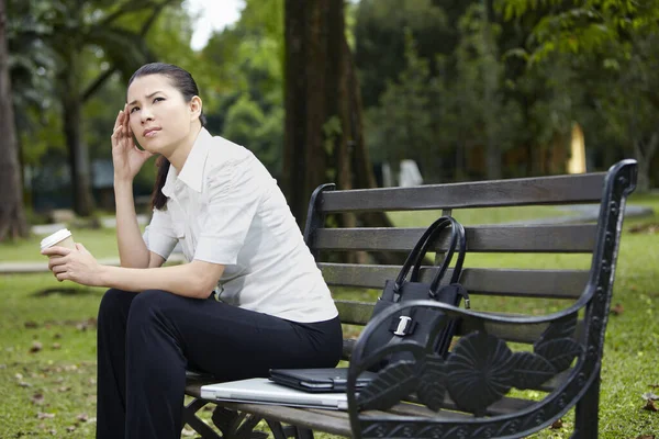 Midden Volwassen Zakenvrouw Met Een Koffiepauze Het Park — Stockfoto