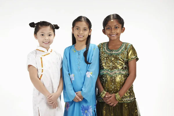Mädchen Traditioneller Kleidung Lächeln Mit Gefalteten Händen — Stockfoto