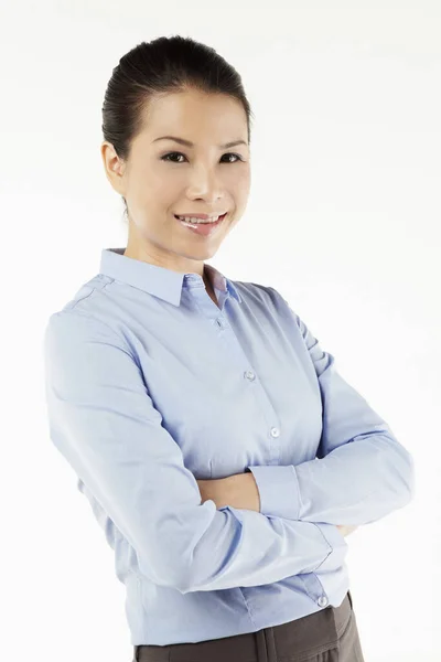 Midden Volwassen Zakenvrouw Glimlachend Met Gekruiste Armen — Stockfoto