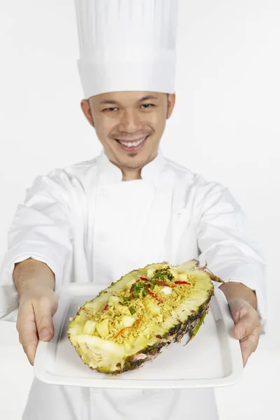 Chef Asiatique Avec Une Assiette Riz Frit Ananas Thaïlandais — Photo