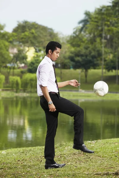 Jeune Homme Affaires Jouant Football — Photo
