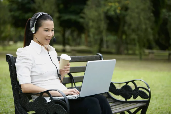 Metà Degli Uomini Affari Adulti Che Fanno Una Conference Call — Foto Stock