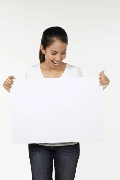 Mulher Olhando Para Baixo Para Cartaz Branco Que Ela Está — Fotografia de Stock