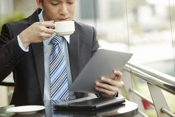 Empresario Bebiendo Café Mientras Usa Tableta Digital —  Fotos de Stock