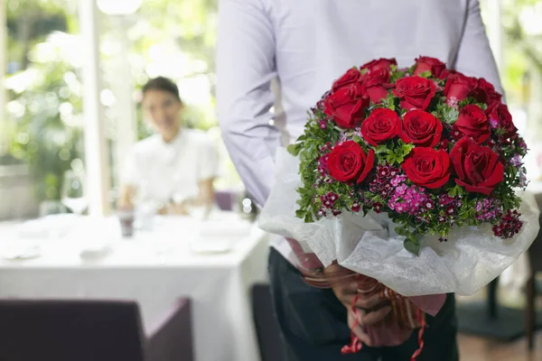 Homem Escondendo Flores Atrás Suas Costas — Fotografia de Stock