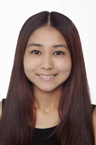 Beyaz arka planda izole edilmiş bir kadının yüz ifadesi