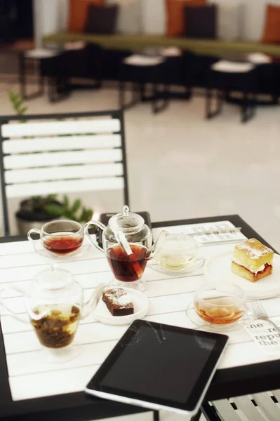 Τσάι Κέικ Οργανωτής Και Ένα Ψηφιακό Δισκίο Ένα Τραπέζι — Φωτογραφία Αρχείου