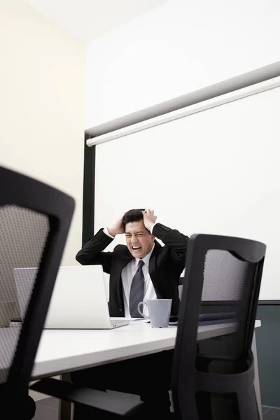Şadamı Ofiste Hayal Kırıklığına Uğramış Görünüyor — Stok fotoğraf