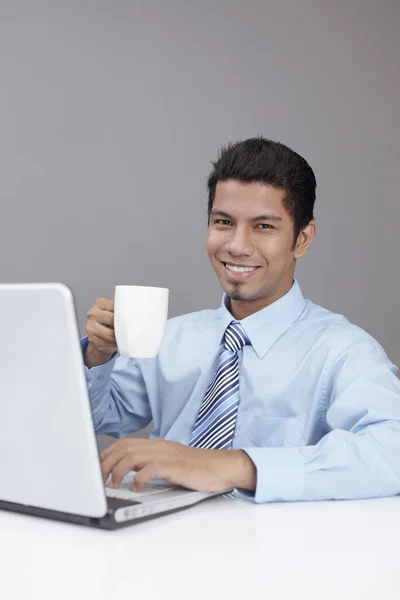 Joven Hombre Negocios Disfrutando Una Taza Café Mientras Trabaja Portátil — Foto de Stock