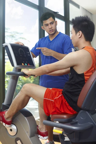 Hombre Haciendo Ejercicio Con Entrenador Personal —  Fotos de Stock