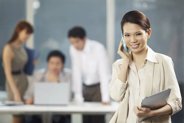 Businesswoman Talking Mobile Phone While Holding Digital Tablet — Stock Photo, Image