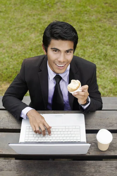 Joven Hombre Negocios Asiático Tomando Aperitivo Ligero Parque Con Computadora —  Fotos de Stock