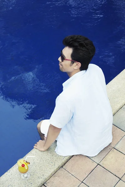 Man Sunglasses Sitting Poolside — Stock Photo, Image
