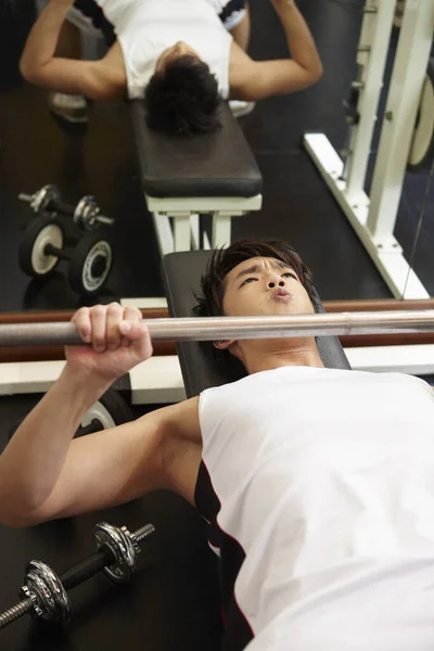 Hombre Levantando Pesas Gimnasio —  Fotos de Stock