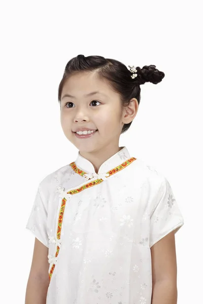 Menina Cheongsam Sorrindo Para Câmera — Fotografia de Stock