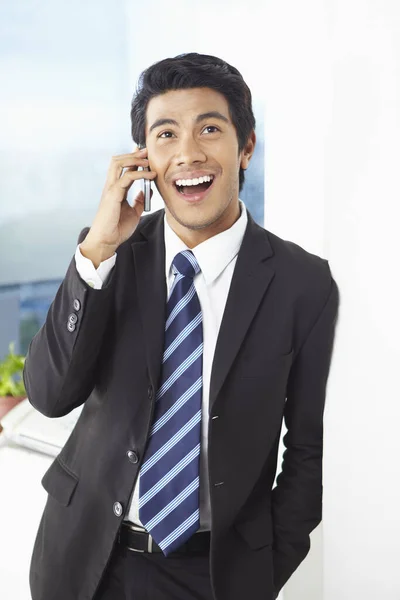 Jovem Empresário Usando Telefone Inteligente — Fotografia de Stock